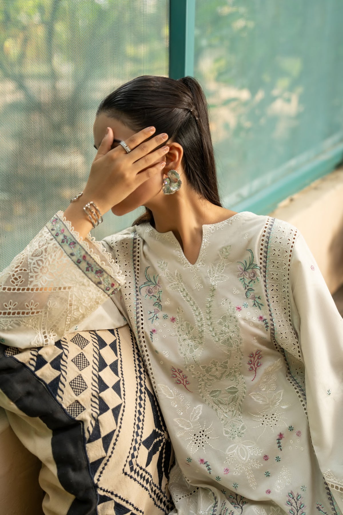 Casual Lite - Beige-toned