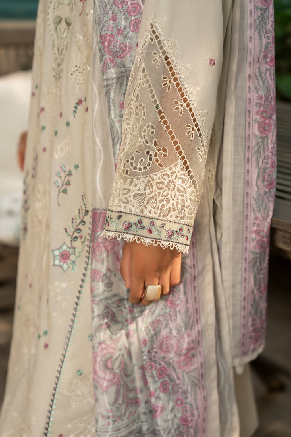 Casual Lite - Beige-toned